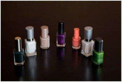 17.1 Types of nail polish Besides the typical glazes that are available in the market there are some characteristic glazes you can also use to decorate nails.