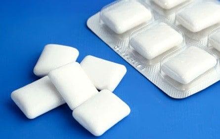2. Sugarless gum While chewing gum is a pleasurable activity for many people, little do they know that it also strengthens their jaw muscles and counters the development of an additional chin.