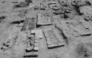 SUDAN & NUBIA Plate 4. Fired brick and mud brick grave monuments in the 3-J-18 cemetery. the church cemetery could well have been reserved for more prestigious individuals from the local area.