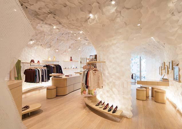 On 1,350 sqm the Japanese architect Kengo Kuma has completed a space combining retail, culture and art.