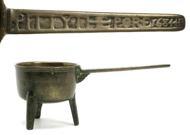 Decoration Most copper-alloy cooking vessels are relatively plain, with one or more simple mouldings around the body.