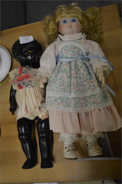122 Two old dolls.