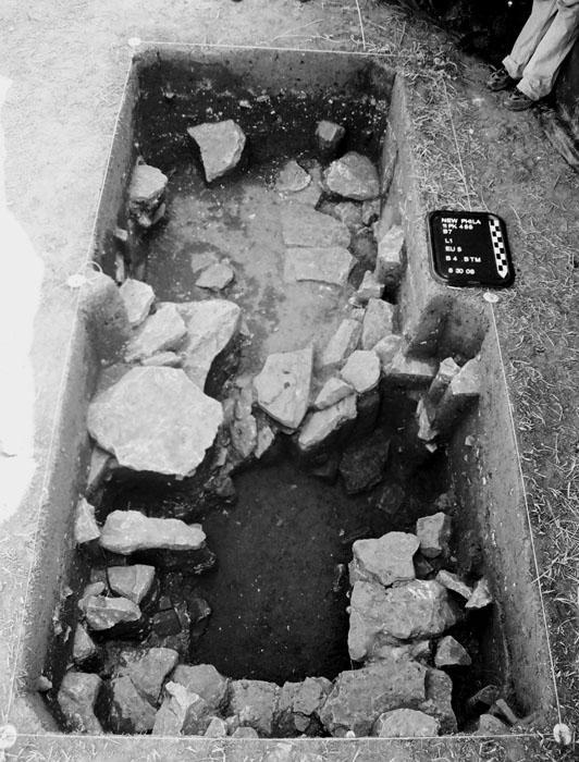less than 0.1 ft. Level B2 s matrix was identical to Level B1 and was excavated to provide a continuous, even floor between Unit 5 and Unit 4.