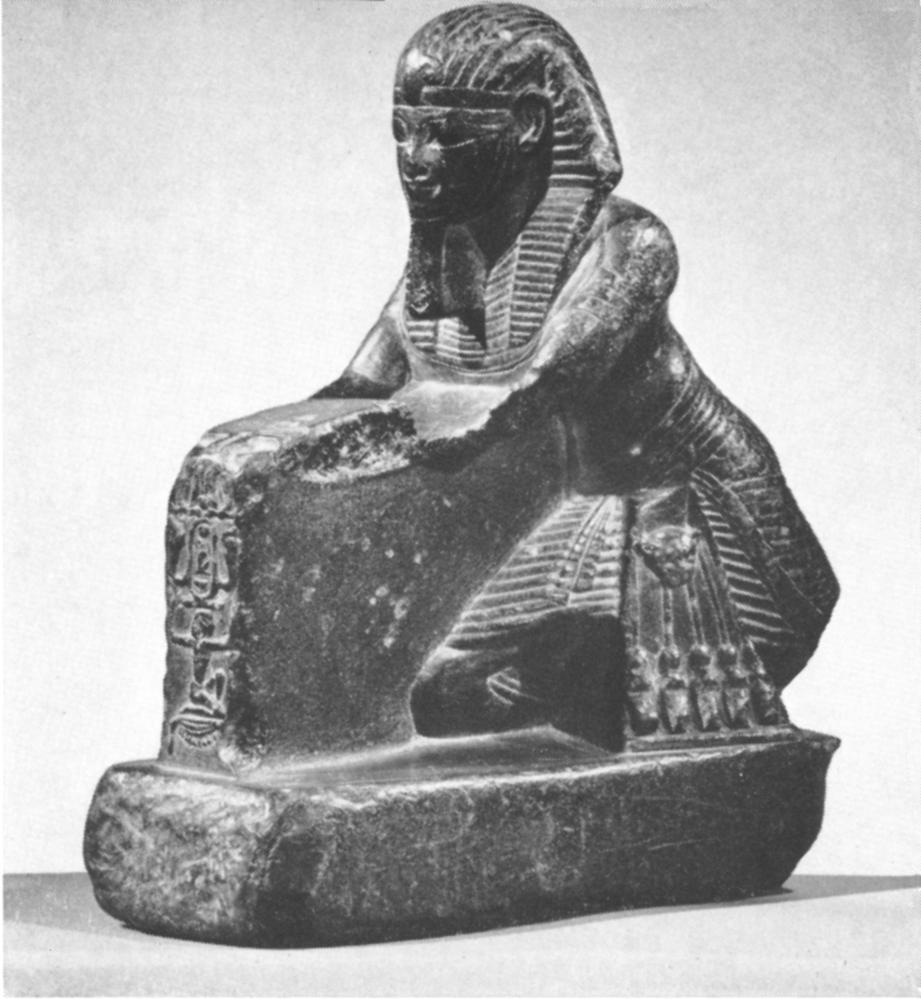8 Kneeling statuette of Amenophis III Dynasty XVIII, about I400 BC Green steatite, height 5 4 inches 669928 The /ilt, and its uraeus-fringed apron