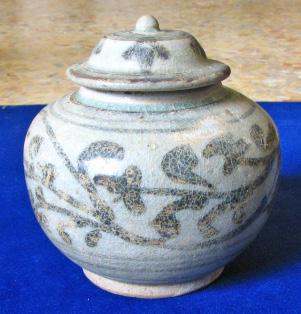 14 Late Si Satchanalai brown glazed jarlets in gourd shape, late 15th to mid-16th centuries, Khao Chai Son.