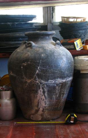 The product found in Phatthalung was comprised of an unglazed bottle with incised horizontal parallel lines around the