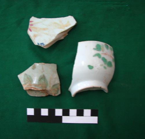 They were comprised of a green glazed jarlet (Fig. 42), blue and white hexagonalshaped jarlets and globular-shaped jarlet (Figs.