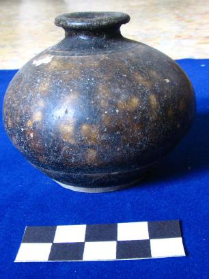 3) and the fragment of brown glazed jars, which were found at Bang Kaeo in Khao Chai Son, Phatthalung.