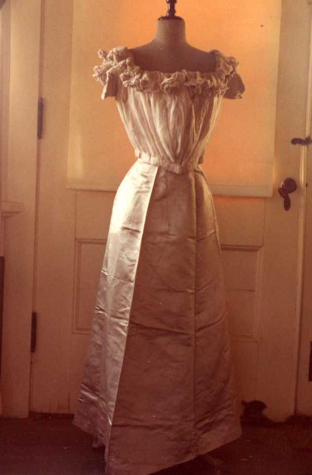 Figure 1: Miss Sullivan gown with day bodice (left) and evening bodice (right) (1982.7.