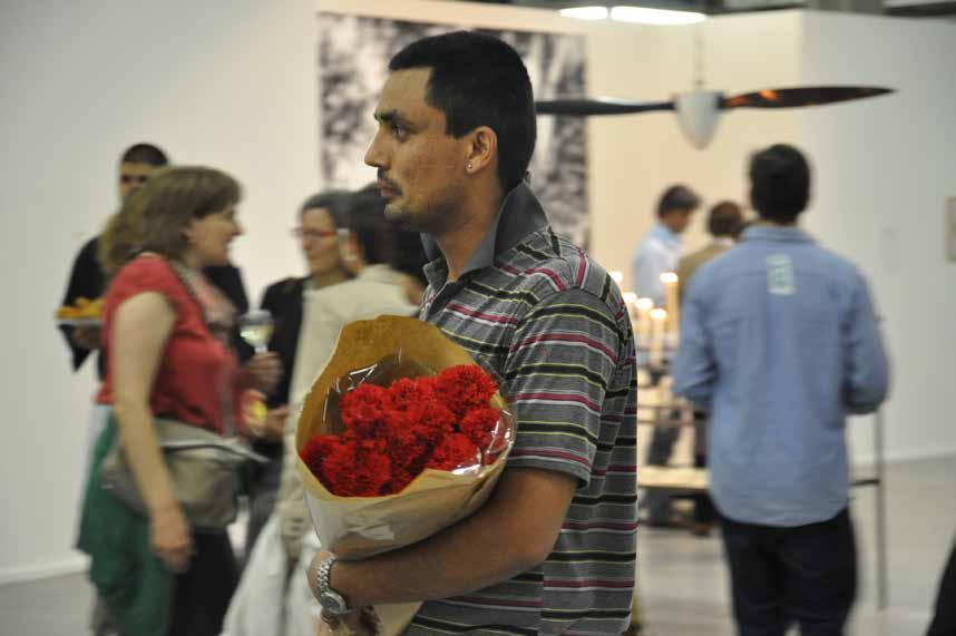 Swiss Art Award, Basel A man sells flowers such as «American carnation»