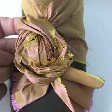 F- To make a rose knot, twist the two ends together.