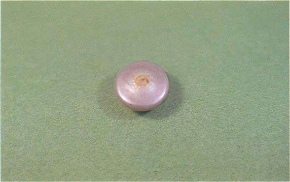 flanking a natural mauve pearl weighing 16.