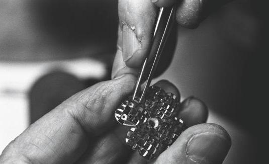 The Mystery Setting This technique is a feat of jewelry-making patented by Van Cleef & Arpels in 1933.