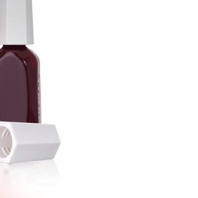 A few drops will restore thickened nail polish to its correct consistency and make it easier to apply in thin coats for a quick dry and perfect hold. With handy drop dispenser.
