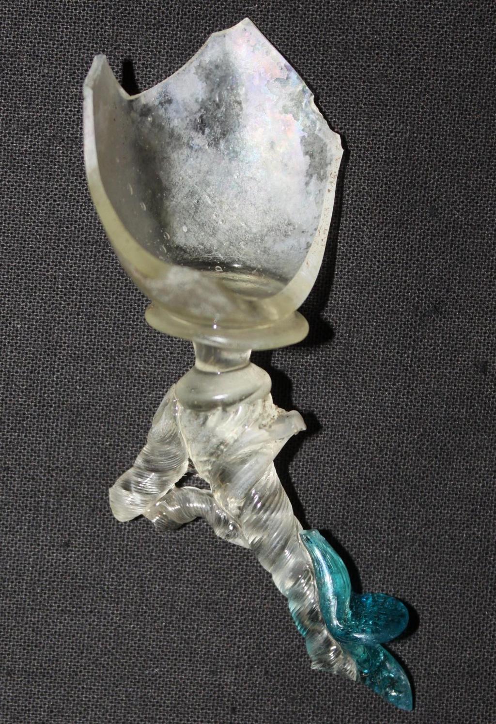Fig. 17. 17 th century Italian glass. This is the winged goblet or Flügelglas. A wineglass with a twisted stem on which blue wings have been applied (FO227015). Photo: Museum of Copenhagen.