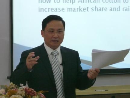 Dr. Wang Hua explains to the African cotton exporters the quality requirements
