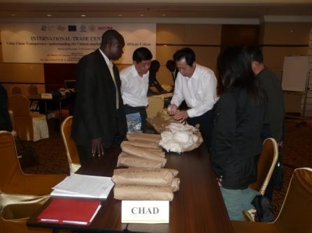 A Chinese spinner examines cotton samples from Chad Representatives of the delegation from Benin display cotton samples to Chinese buyers Presidents of AProCa and A.C.A with a representative of a