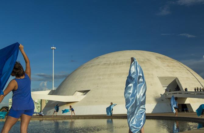 DESDOBRANDO SEMENTES (Unfolding Seeds) Performance for the skies - National Museum, Brasilia (2017) The various nuances of blue fabrics refer to the