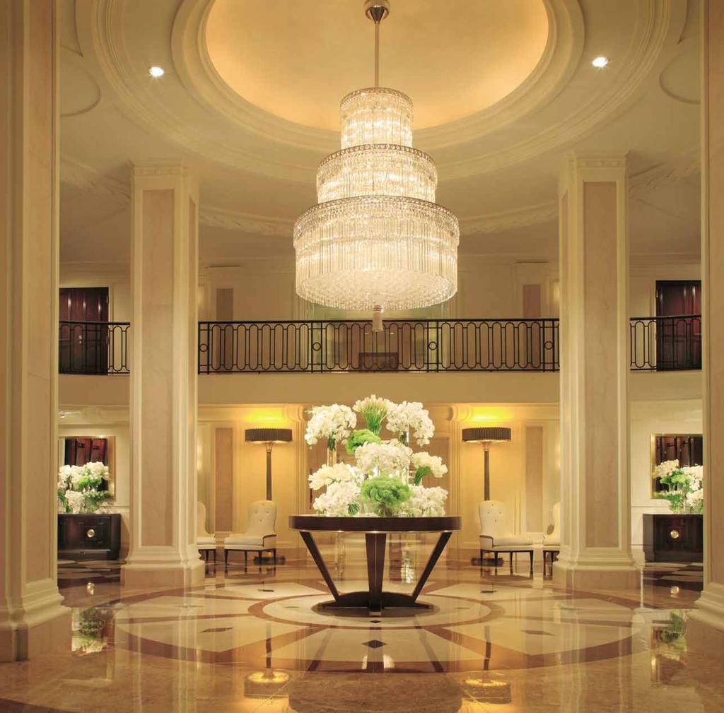 Your grand ENTRANCE HISTORY LOCATION AMBIENCE STAR POWER Famous guests at Beverly Wilshire have included Warren Beatty, Cary Grant, Aga Khan, the Dalai