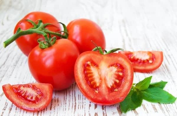 Massaging your face with tomato pulp will result in blemish free and rosy skin. Simply massage it in and leave it for fifteen minutes before rinsing with cool water.