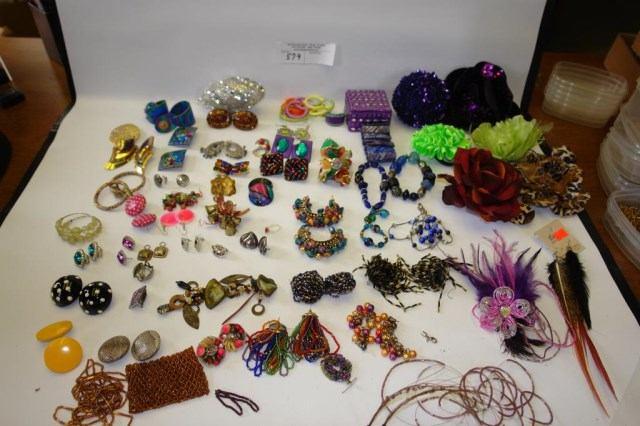 Page: 7 579 LARGE ASSORTMENT OF EARRINGS, BRACELETS, FLOWERS FEATHERS - (30) PLUS PAIRS OF