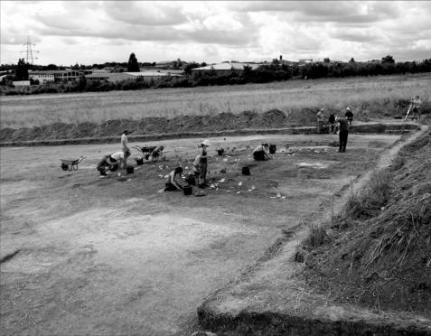 NORTON HENGE: EXCAVATIONS 2010-13 Keith J Fitzpatrick-Matthews (Archaeology Officer, North Hertfordshire District Council) In the late 1950s, a new industrial estate was developed at Blackhorse Road