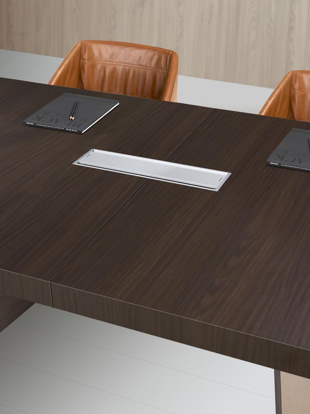 Il basamento dei tavoli meeting è ispezionabile rimuovendo i pannelli inseriti