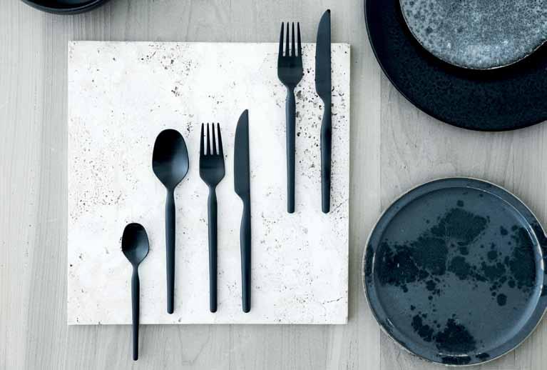There are many table setting possibilities with Dorotea Night: dramatic table settings in all black, or with glossy and matte cutlery, glassware and textiles.