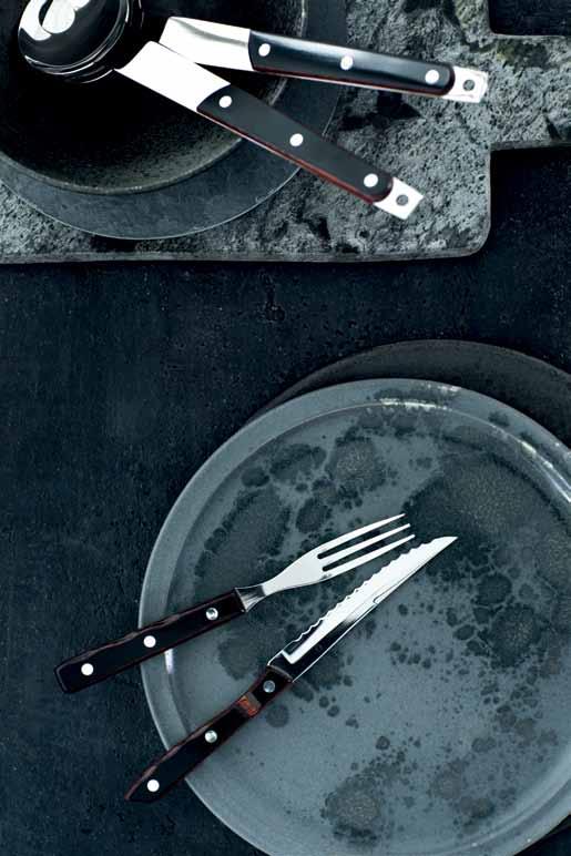 A popular and robust cutlery. The combination of the materials, wood and stainless steel, make it exquisite.