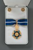 13) Medal (C.