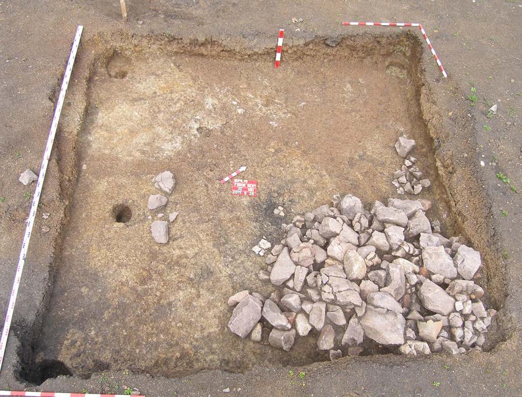 2 Fig. 2: 4 th century surface and semi-subterranean dwellings (Șumuleu Ciuc-Fodor-kert 2011) even the complete lack of Hun or Avar finds throughout eastern Transylvania cannot sway the believers.