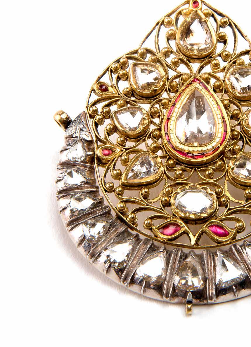 The central diamond is surrounded by seven smaller leaf-shaped rose-cut diamonds and one horizontal oval-shaped diamond below, all kundan set in the same raised collets.