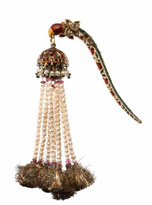 The outer side of the tail shows green sabz zamin enamel and a border band of light blue enamel. Both wings and the upper part of the tail are kundan set with diamonds.