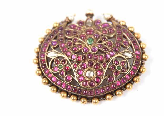 A semicircular decoration of gold beads on the edge of the radoki ending on both sides with a pearl and a center pearl.