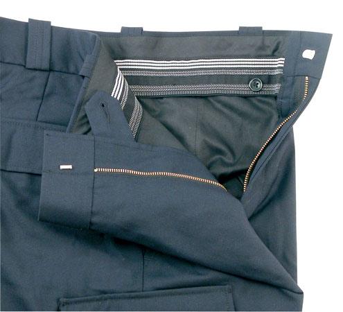 TROUSERS CARGO SHORTS Two back pockets with flaps Two large pockets with zipper openings Wide