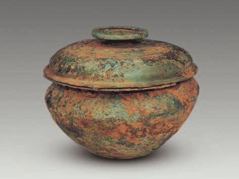 The vessel measures 32 cm high altogether (Fig. 9). Bronze pan-plate, 1 piece (M1:22). It has a flat fold rim, a moderate depth, and ears attached to the body and linked to the rim by a beam.