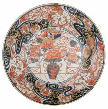 24 LOT 98 A large Japanese Arita Imari plate, the centre decorated with a flower