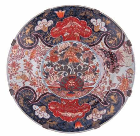 large Imari Edo period plate, central decorated with a flower basket, the rim