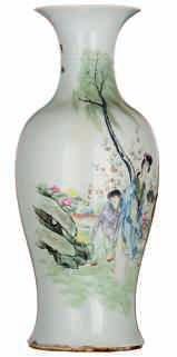 LOT 126 A Chinese blue and white floral decorated yenyen vase, Kangxi, 18thC, H 33,5 cm