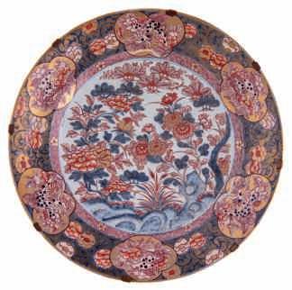 21,4 cm 600-800 LOT 205 A large Japanese Arita Imari charger, decorated in the centre with a flower basket and roundels with