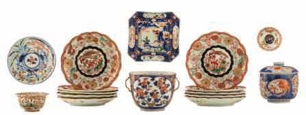decorated with flowers, late 17th/ early 18thC, ø 59 cm 500-600 49 LOT 206 A large Edo period Japanese Imari charger, the