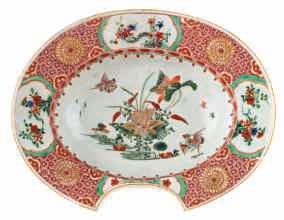 flowers and a mythical bird, H 30 - ø 40 cm 800-1200 LOT 276 An 18thC Chinese famille verte export porcelain barber s