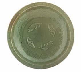 LOT 303 A large Chinese celadon stoneware plate with small rim, decorated with incised flower sprays and an endless knot, Longquan (late 14th - early 15thC), H 7,5 - ø 40,5 cm 800-1200 LOT 304 A