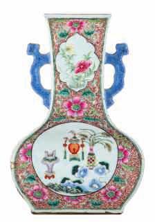 426 A Chinese famille rose footed dish with lobed edge, decorated with an animated