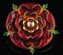 421 A red and green enamelled Tudor rose brooch, 27mm diameter, 13gms gross weight, in fitted case.