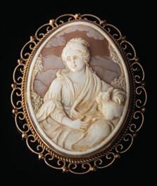 429 A large oval shell cameo brooch depicting the Doves of Pliny, 68mm total length, 53mm total width, 27gms gross weight.