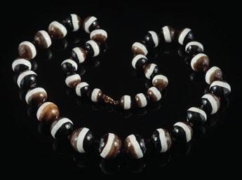 * 80-120 457 A banded agate bead, single-string necklace with 38 individually knotted, spherical beads graduated from 12mm to 22mm diameter and on