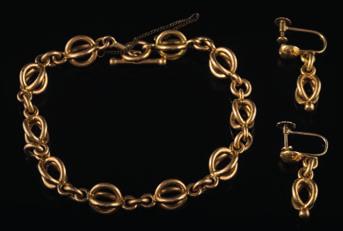 * 1200-1400 401 An 18ct gold circular-link bracelet and a pair of matching