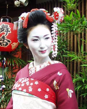 geisha features a thick white base with
