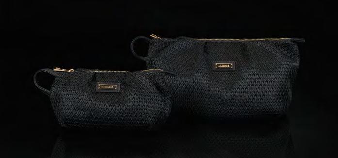 19 x 12 x 12 cm Quality: Knit Inside details: 4 elastic pockets Lining: White w/ gold